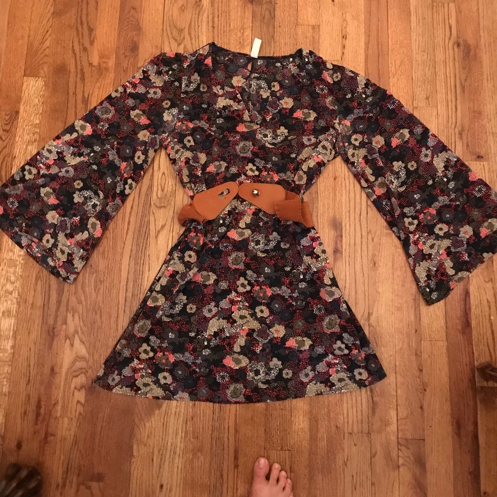 Bell sleeved floral pattern dress with belt.